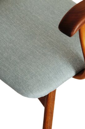 VERKOCHT Vintage armleuning stoel opnieuw gestoffeerd