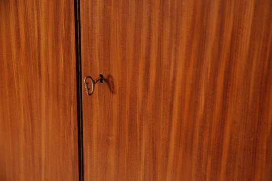 VERKOCHT  Vintage drie-deurs linnenkast