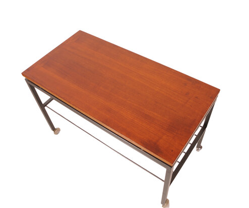 VERKOCHT Vintage bijzettafel met zwenkwielen