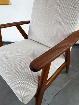NIEUW . Vintage jaren 60 fauteuil opnieuw gestoffeerd