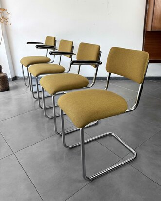 NIEUW . Set van vier de Wit buisframe stoelen opnieuw gestoffeerd