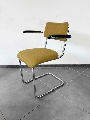 NIEUW . Set van vier de Wit buisframe stoelen opnieuw gestoffeerd