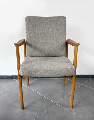 NIEUW . Vintage Wilkhahn armleuning stoel opnieuw gestoffeerd