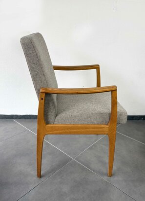 NIEUW . Vintage Wilkhahn armleuning stoel opnieuw gestoffeerd