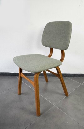 GERESERVEERD . Set van twee vintage eetkamer stoelen opnieuw gestoffeerd