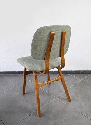 GERESERVEERD . Set van twee vintage eetkamer stoelen opnieuw gestoffeerd