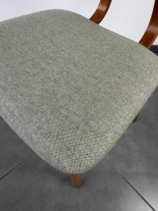 GERESERVEERD . Set van twee vintage eetkamer stoelen opnieuw gestoffeerd