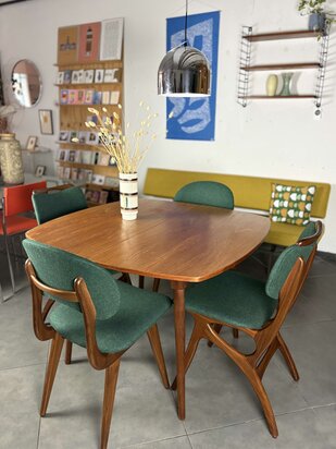 VERKOCHT . Vintage uitschuifbare vierkante eettafel van teakhout