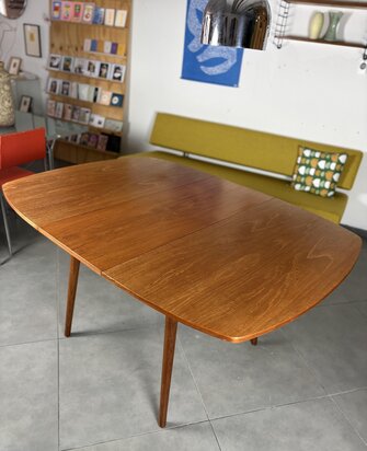 VERKOCHT . Vintage uitschuifbare vierkante eettafel van teakhout