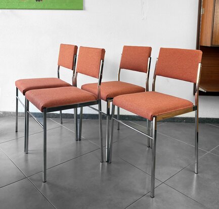 NIEUW . Set van vier eetkamerstoelen opnieuw gestoffeerd 