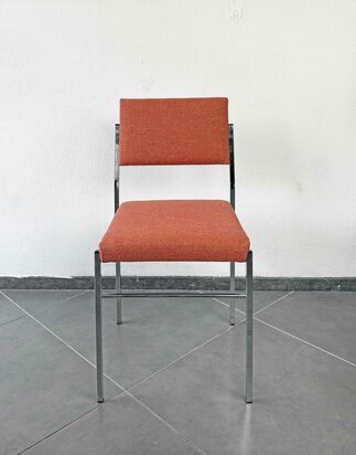 NIEUW . Set van vier eetkamerstoelen opnieuw gestoffeerd 