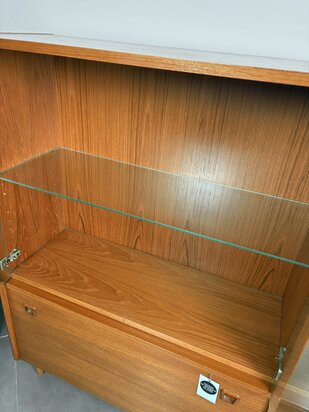 NIEUW . Vintage jaren 60 vitrinekast