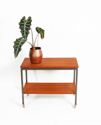 Vintage bijzettafel op wielen