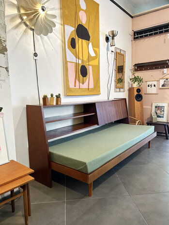 VERKOCHT  Vintage Jaren 60 daybed met ombouw-kast