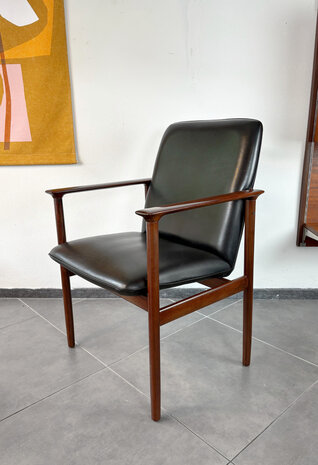 NIEUW . Vintage jaren 60 Fristho Impala stoel met zwart skai