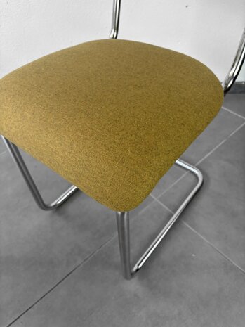 NIEUW . Set van vier de Wit buisframe stoelen opnieuw gestoffeerd
