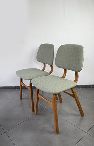 GERESERVEERD . Set van twee vintage eetkamer stoelen opnieuw gestoffeerd