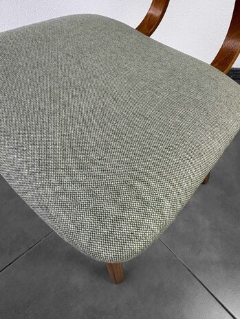 GERESERVEERD . Set van twee vintage eetkamer stoelen opnieuw gestoffeerd