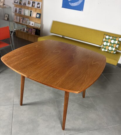 VERKOCHT . Vintage uitschuifbare vierkante eettafel van teakhout