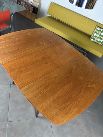 VERKOCHT . Vintage uitschuifbare vierkante eettafel van teakhout