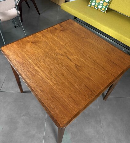 NIEUW . Vintage vierkante eettafel uit de jaren 60.