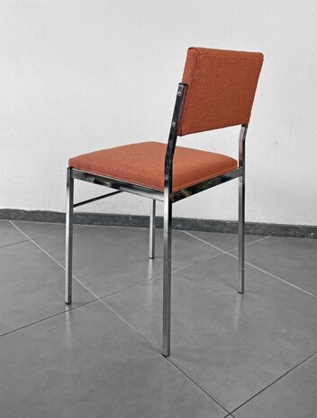 NIEUW . Set van vier eetkamerstoelen opnieuw gestoffeerd 