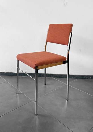 NIEUW . Set van vier eetkamerstoelen opnieuw gestoffeerd 