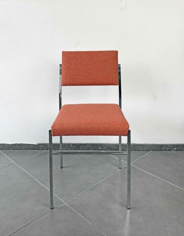 NIEUW . Set van vier eetkamerstoelen opnieuw gestoffeerd 