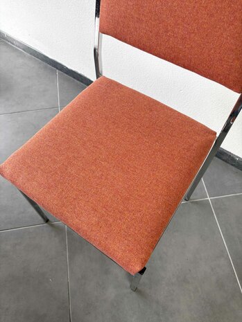 NIEUW . Set van vier eetkamerstoelen opnieuw gestoffeerd 