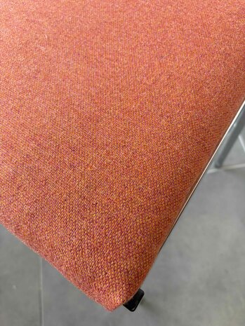 NIEUW . Set van vier eetkamerstoelen opnieuw gestoffeerd 