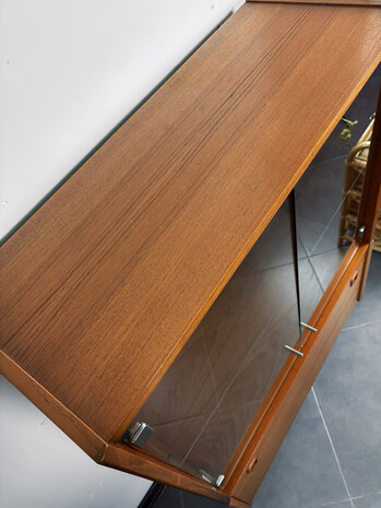 NIEUW . Vintage jaren 60 vitrinekast