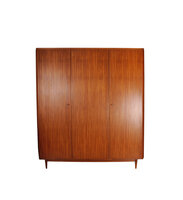 VERKOCHT  Vintage drie-deurs linnenkast