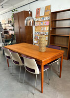 VERKOCHT . Vintage uitschuifbare eettafel van teakhout