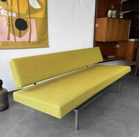 NIEUW . Vintage Gijs van der Sluis slaapbank opnieuw gestoffeerd